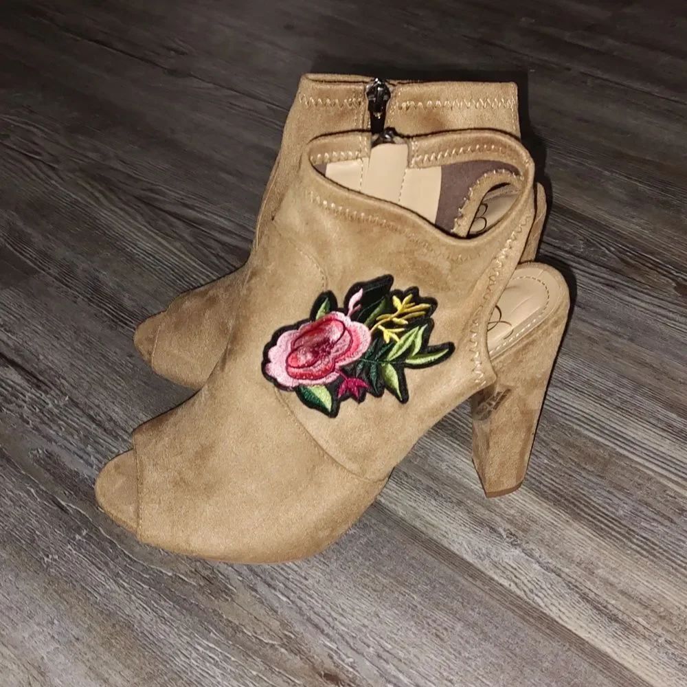 Derek Heart  tan embroidered floral peep toe ankle booties  Sz 9